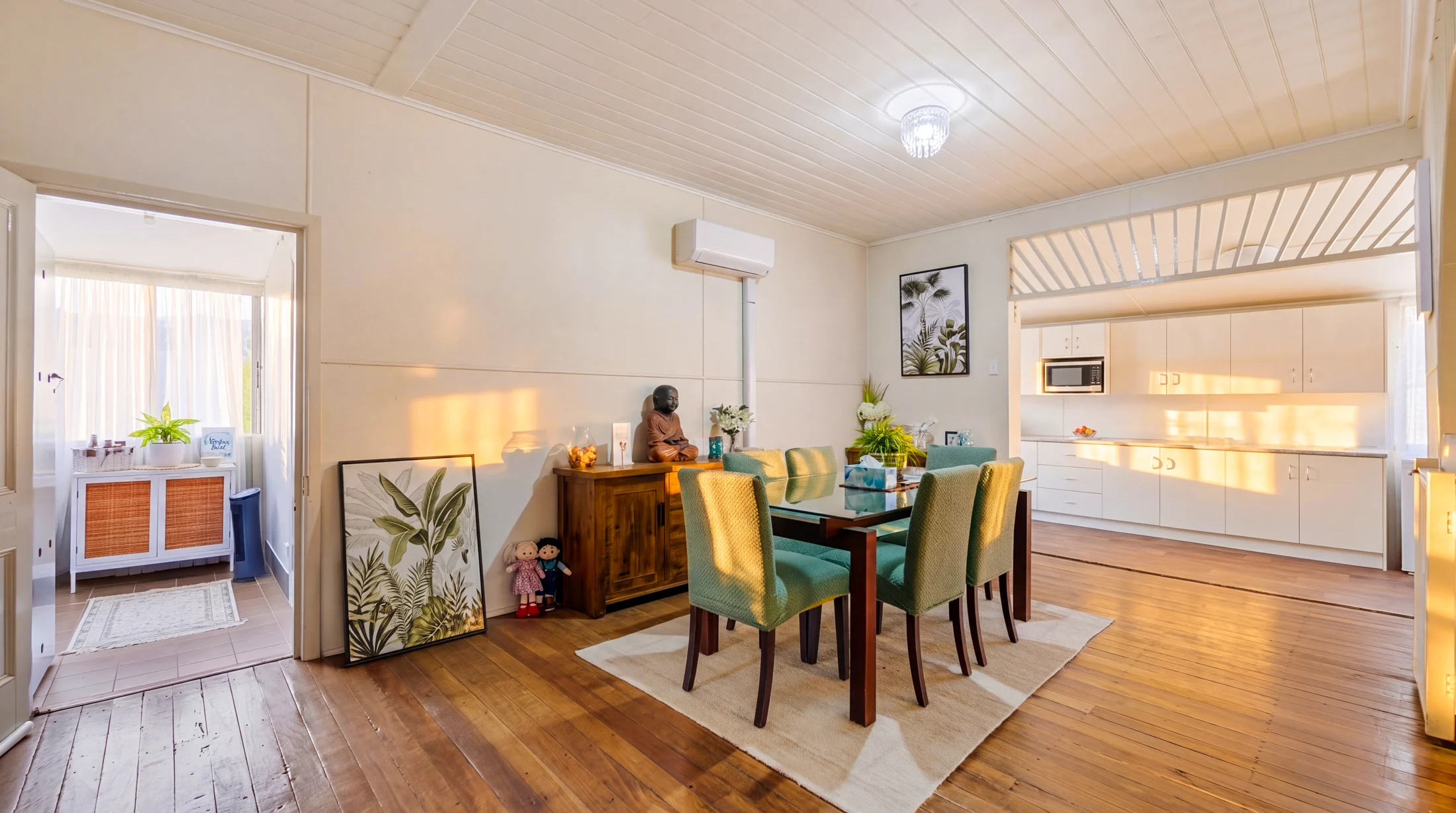 Dining area, the entrance to your virtual tour