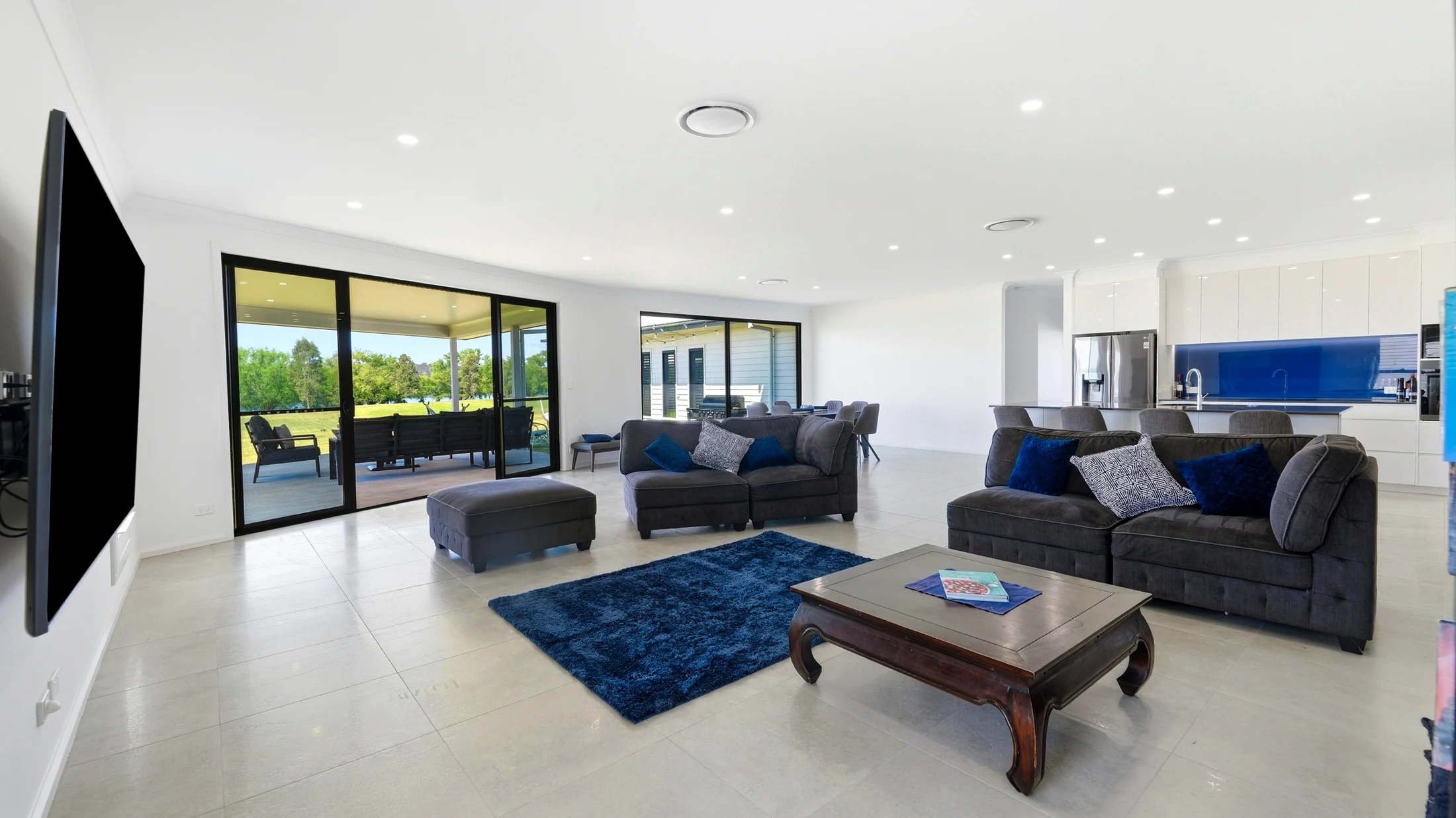 Open living space beside the kitchen and outdoor area