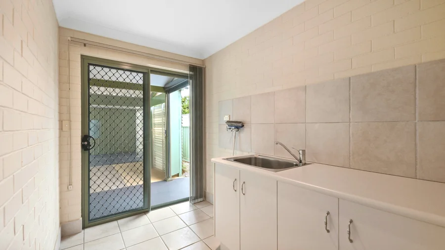Laundry with a tub and external door